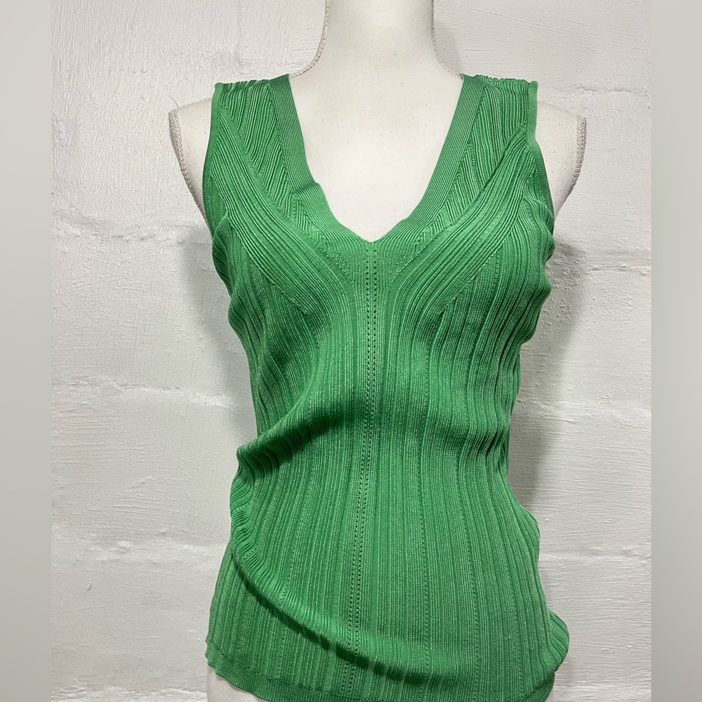 WHITE HOUSE BLACK MARKET RIBBED SCULPTED TANK (950) - Picture 7 of 12